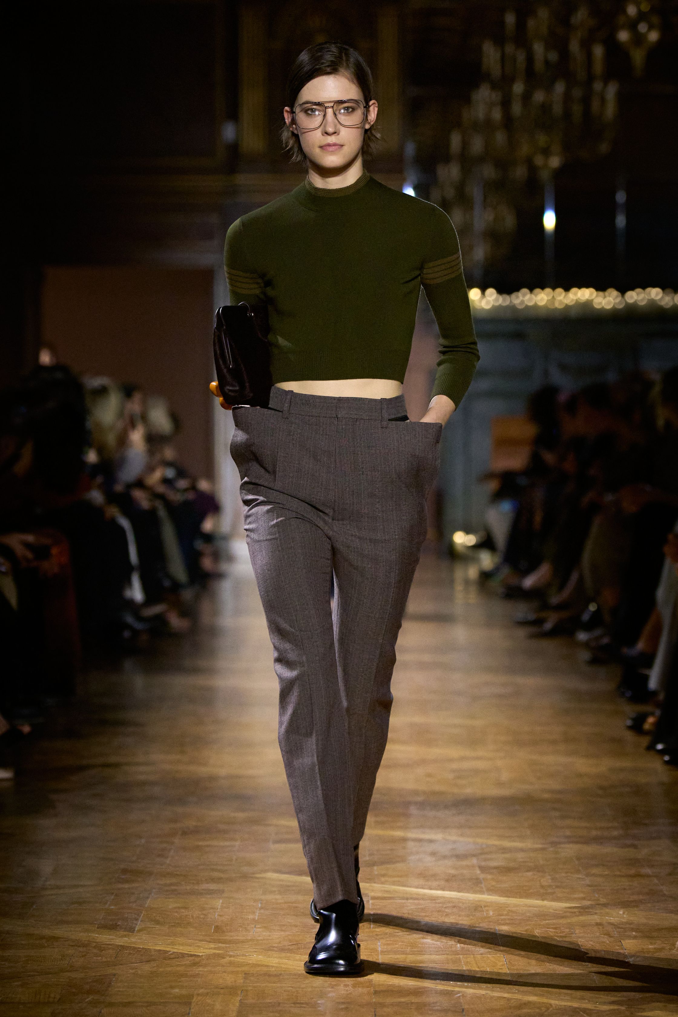 Victoria Beckham 本季继续深化她的极简权力美学：干净利落的西装、精确比例的高腰裤与极具雕塑感的晚装礼服构建出一种冷静而优雅的都市女性形象。墨绿、深蓝与黑色构成成熟色谱，而球形裙摆与不对称剪裁让极简设计中出现微妙戏剧性。整场秀显得克制却高级-顽石频道趋势研究